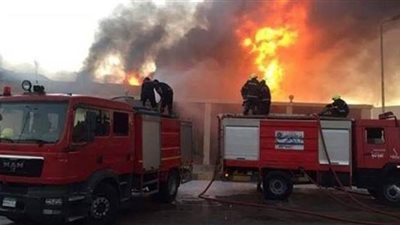 12 سيارة إطفاء لإخماد حريق محل الزيوت بشارع البحر الأعظم
