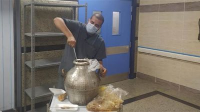 طبيب بالنهار ومسحراتي بالليل.. حكاية محمد عرفة أيقونة الجيش الأبيض بمستشفى عزل أبوتيج