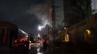 حريق هائل يلتهم مخزنا للنجف بشبرا الخيمة.. الدفع بـ 10 سيارات إطفاء.. إصابة 3 عمال وإنقاذ 9 آخرين.. والخسائر تقدر بالملايين | صور