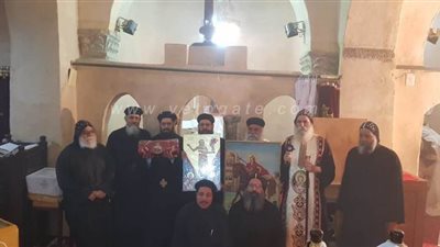 الأنبا بيمن يطيب رفات الشهيد ماربقطر بديره عشية عيده في نقادة | صور