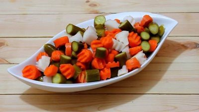 أسهل طريقة لعمل المخلل المشكل في المنزل