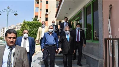 وزير الإسكان يتفقد سير العمل بمركز خدمة المواطنين بمدينة القاهرة الجديدة