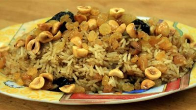 طريقة عمل الأرز البسمتي بالمكسرات والفواكه المجففة | فيديو