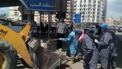 بالكمامات.. عمال النظافة يرفعون 12 طن قمامة وأتربة في المنصورة | صور