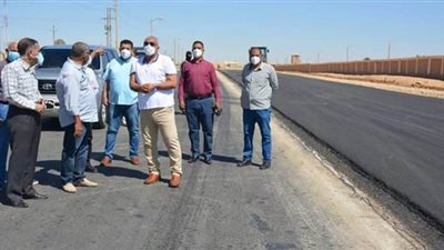 محافظ الوادي الجديد يتفقد أعمال توسعة طريق البرمودي