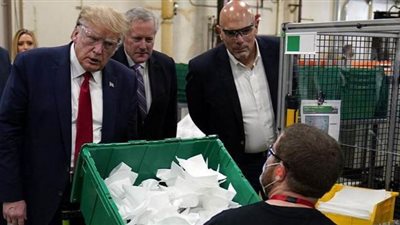 ترامب في مصنع للكمامات بلا كمامة