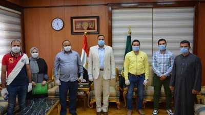 محافظ الدقهلية يسلم 230 ألف جنيه مساعدات للأسر الأولى بالرعاية | صور