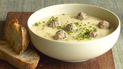 شوربة كرات اللحم سهلة التحضير ولذيذة على الإفطار