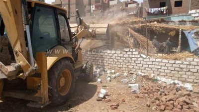 إزالة 20 حالة تعد على الأراضي الزراعية وحرم النيل بسوهاج | صور