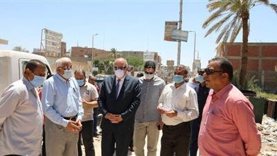 محافظ قنا يتفقد محال بيع الخضر والفاكهة بأبوتشت| صور