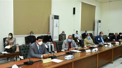 تخفيض العاملين وتشكيل فريق طبي أبرز قرارات لجنة كورونا بالعاشر| صور