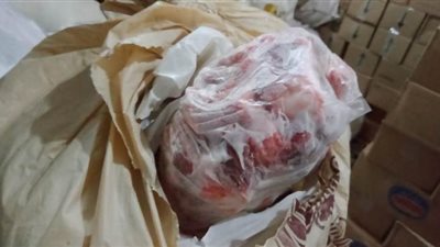 ضبط 19 ألف عبوة غذائية و3 أطنان لحوم وكبدة ودواجن فاسدة بكفر الشيخ| صور