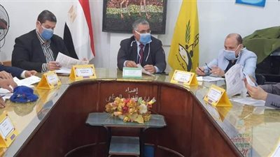 وكيل تعليم شمال سيناء يناقش تسليم المشروعات البحثيه للطلاب