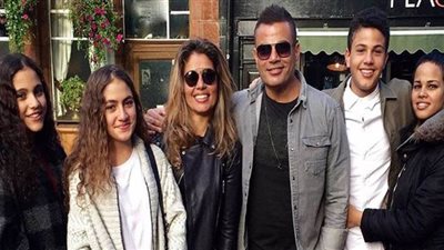 الموت يفجع عمرو دياب.. وأولاده يقدمون التعازي في جدتهم