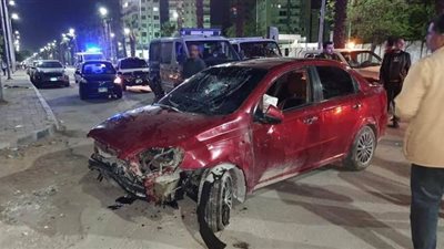 سيارة بدون لوحات معدنية تصعد رصيف المشاة بشارع الهرم وتقتل فرد أمن | صور