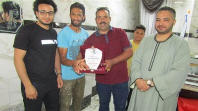 قطع مسافة 400 كيلو ليقبل رأسه.. نادي بني سويف يمنح 