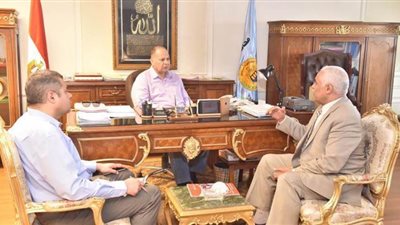 محافظ أسيوط يبحث مع وكيل التعليم استعداد استلام المشروعات البحثية