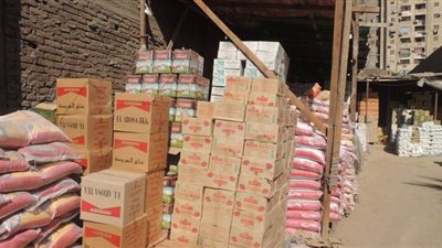 مصادرة 1.741 طن سكر ومسلى مجهولة المصدر داخل شركة بإمبابة