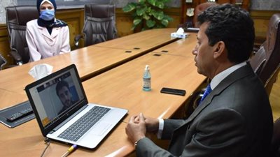 وزير الرياضة يلتقي المشاركين في معسكر ابتكار القيادات الشبابية عبر الفيديو كونفرانس