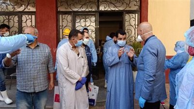 تعافي 4 مصابين بكورونا وخروجهم من مستشفى العزل بالشرقية | صور