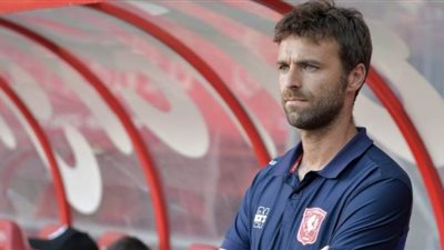 تفينتي الهولندي يعلن عدم تجديد عقد مدربه