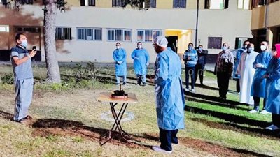 الطاقم الطبي بالمدينة الجامعية في الإسكندرية يحتفل بعيد ميلاد مصاب بكورونا | صور