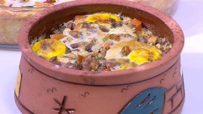 طريقة عمل طاجن الفول بالبيض | فيديو