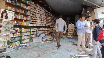 إصابة سيدة وفتاة في اقتحام سيارة ملاكي طائشة لصيدلية في المنصورة | صور