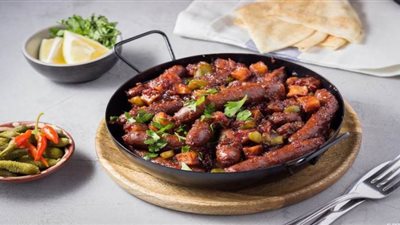 طريقة عمل السجق والدجاج بدبس الرمان | فيديو