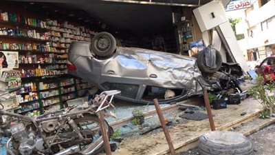 شاهد.. لحظة اقتحام سيارة طائشة لصيدلية في المنصورة