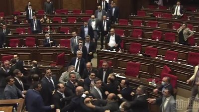 معركة بالأيدي في البرلمان الأرميني بسبب كلمة 