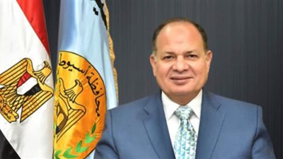 كشط شارع السادات بحي غرب أسيوط تمهيدًا لرصفه