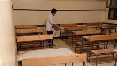 طلاب مدرسة الفرافرة يشاركون في تعقيمها استعداد للامتحانات | صور