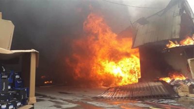 الحماية المدنية تدفع بـ 15 سيارة إطفاء لإخماد حريق مصنع كرتون فى أكتوبر