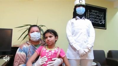 ضابط مرور يعيد البسمة لأسرة بإعادة طفلة متغيبة في الجيزة| فيديو