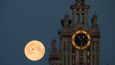 وسط جائحة كورونا .. القمر العملاق يزين سماء العالم| صور