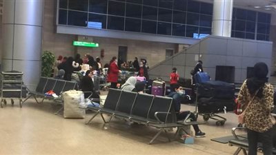 مطار القاهرة يستقبل رحلتين لمصر الطيران على متنهما ١٣٥ من العالقين
