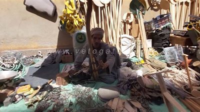 الرجل من كتر اللف دابت.. معاناة بائعي 