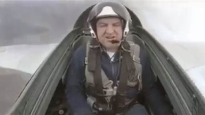 مقاتلات روسية ترقص في الهواء على أنغام إحدى أغاني عيد النصر | فيديو