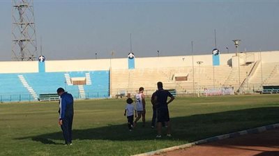 طارق حامد يواصل تدريباته البدنية بصحبة نجله باستاد غزل المحلة | صور