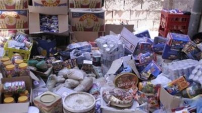 مصادرة 4 أطنان سلع غذائية مجهولة المصدر داخل شركة غير مرخصة بالتجمع