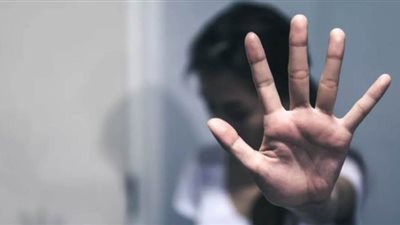 عامل يتحرش بسيدة حامل ويعرضها لفقدان جنينها بـ