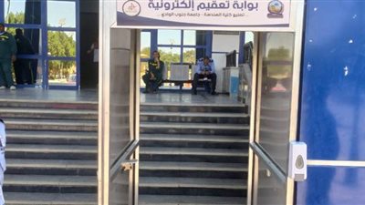طلاب هندسة قنا يصممون 3 بوابات تعقيم إلكترونية للمستشفيات الجامعية | صور