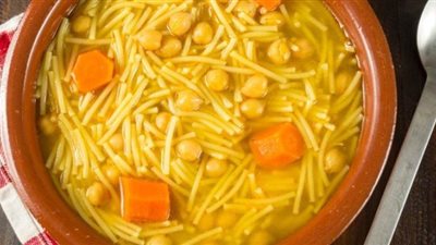 عمل شوربة الشعرية والحمص على طريقة الشيف عظيمة | فيديو