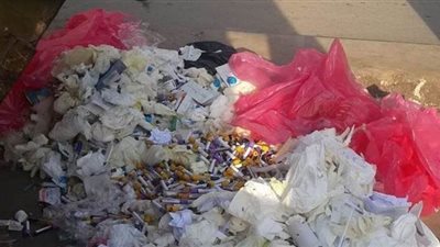 كارثة.. تراكم مخلفات طبية لمستشفى خاص بالعمرانية وسط المارة