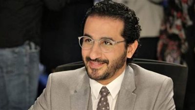 أحمد حلمي يقوم بتمرين 