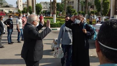 الخشت يستقبل الفوج الأول من المصريين العائدين من الخارج لقضاء فترة العزل