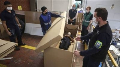 كولومبيا تلجأ إلي التوابيت الورقية بسبب كورونا | صور