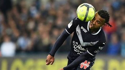 زيدان يطالب إدارة ريال مدريد بالتعاقد مع مدافع إشبيلية