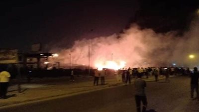 وقت الحظر.. أهالي العاشر يساعدون الحماية المدنية في إطفاء حريق بسيارة وقود | فيديو